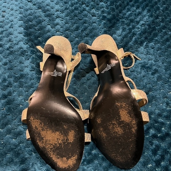 Kelly & Katie gold pump size 8 nice for formal event 3 1/2 inch heel! Nice - Picture 10 of 13